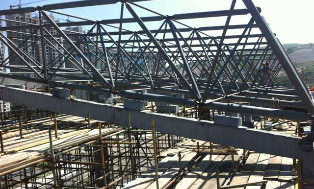 东莞简述网架公司的黑色压型钢板的吊装步履